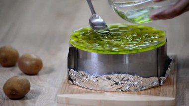 Lezzetli kivi pasta tatlı jöle ile. Dökme jöleli pasta.