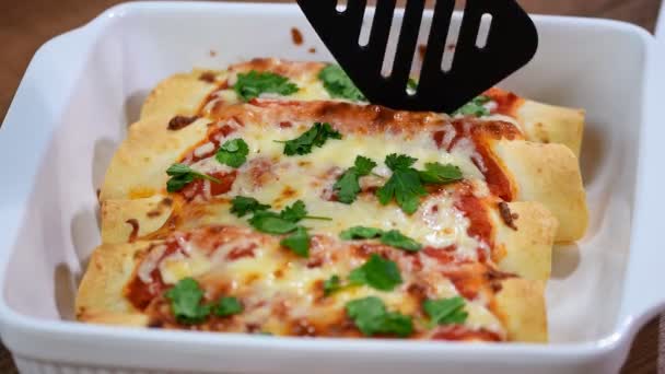 Tradycyjne Meksykańskie Enchiladas Mięso Kurczaka Sos Pomidorowy Pikantny Kukurydzy Fasoli — Wideo stockowe