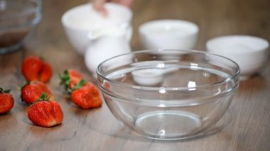 Dövülmüş yumurta bir kapta Mikser çırpma aletleri ile.