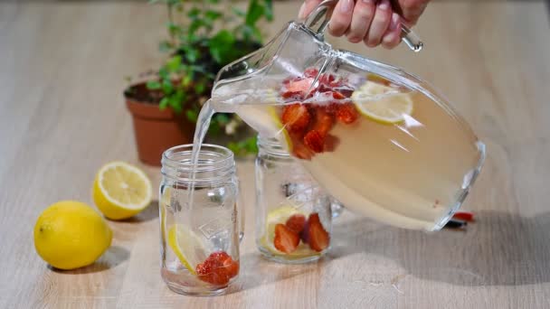 Erdbeer Limonade Mit Eis Einmachglas Auf Einem Holztisch — Stockvideo