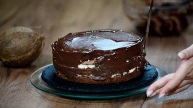 Pasta çikolatalı krema ile kapsayan pasta şefi.