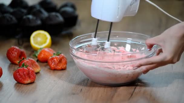 Pastel Fresa Batir Crema Fresa Con Una Batidora — Vídeo de stock