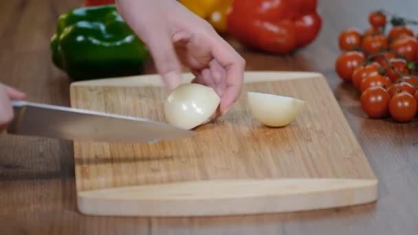 Mujer Cortando Mano Cebolla Blanca Con Cuchillo — Vídeos de Stock