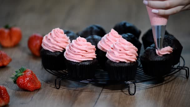 Schokoladen Cupcakes Mit Frischen Erdbeeren — Stockvideo