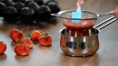 Elek ve çilek püresi.