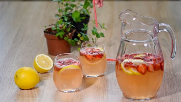 新鮮な Srtawberries レモン氷とレモネード — ストック動画