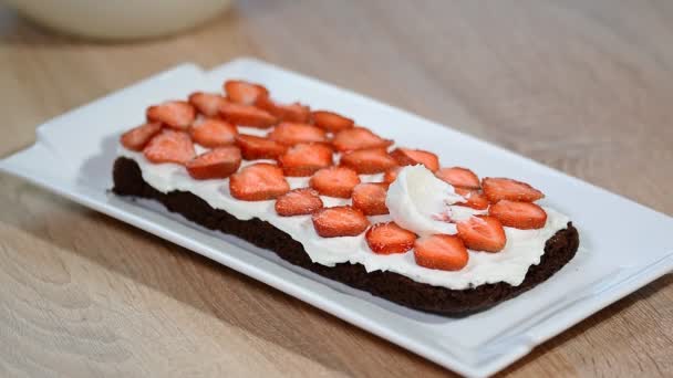 Bereiden Van Chocolate Cake Met Aardbeien — Stockvideo