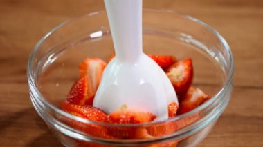 Çilek reçeli yemek pişirmek için bileme