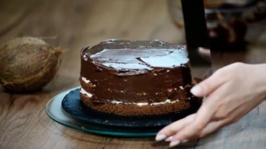 Pasta çikolatalı krema ile kapsayan pasta şefi.