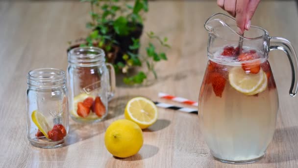 Förberedelse Hemmagjord Uppfriskande Strawberry Lemonad Med Mynta — Stockvideo