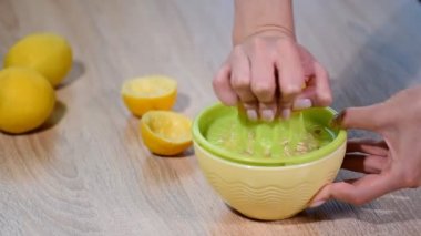 Taze limon suyu sıkma