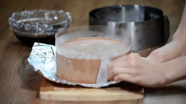 Konditorn Förbereder Chokladmoussetårta — Stockvideo