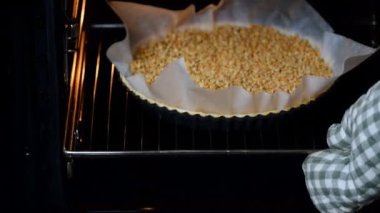 Bir tart fırında pişirin.