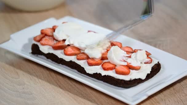 Bereiden van chocolate cake met aardbeien. — Stockvideo