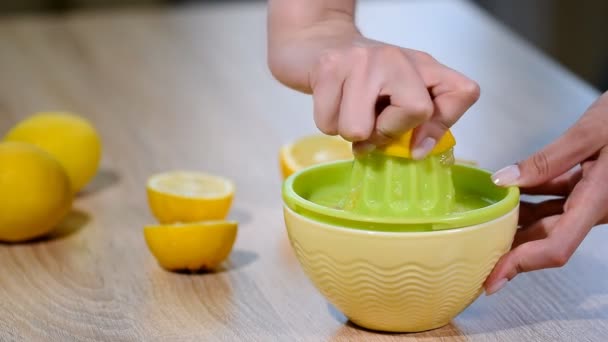 Spremere il succo di limone fresco . — Video Stock