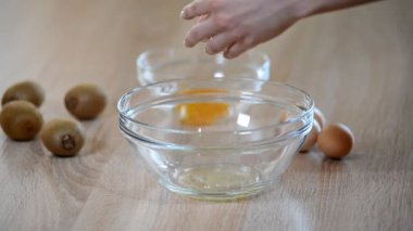 Yumurta akı ve yumurta sarısı ayıran.