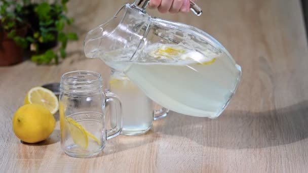 Mão derramando limonada de jarro . — Vídeo de Stock