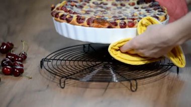 Kiraz clafouti - geleneksel Fransız tatlı meyve tatlı clafoutis kiraz ile.