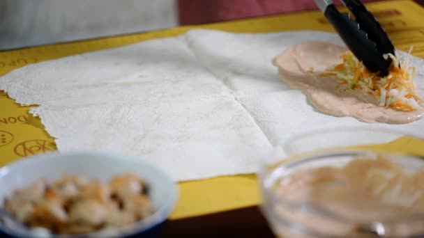 烹饪沙瓦玛。这些配料都是用皮塔面包包起来的. — 图库视频影像