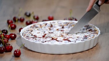 Clafoutis kiraz ile seramik formunda kesme.