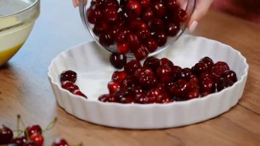 Krema ile pişmiş kırmızı kiraz clafoutis.