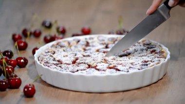 Clafoutis kiraz ile seramik formunda kesme.