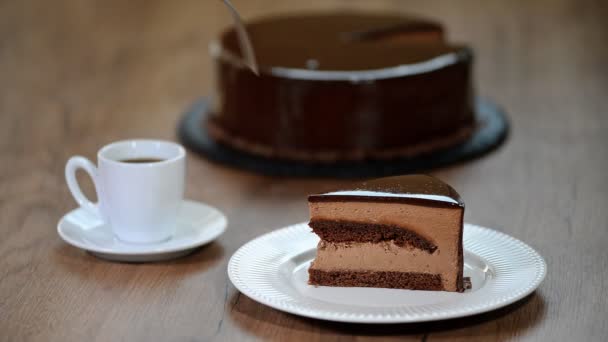 Eten van een stuk van chocolademousse taart. — Stockvideo