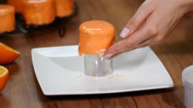 Fındık turuncu mini kek ile süsleyin.