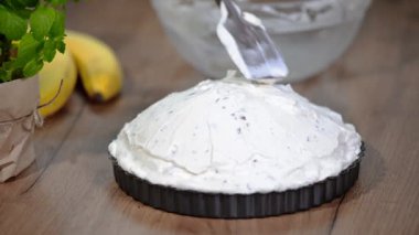 Kadın el kek üzerine krema koymak.