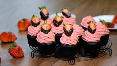 Çilekli top ile çikolatalı kek.