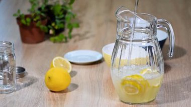 Pırıl pırıl cam soda içecek limonata buzlu su ve limon dilim kireç.
