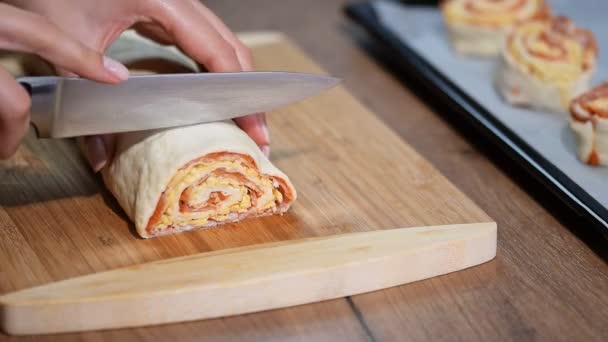 Koken zelfgemaakte Italiaanse pizza broodje op de houten tafel en de chef-kok. — Stockvideo