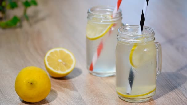 Dwie Szklanki Mason Jar Domowej Lemoniady — Wideo stockowe