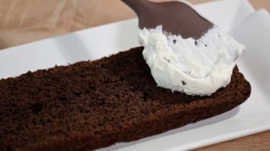 Çikolata bisküvi kek montaj. Bisküvi kek hazırlanması.