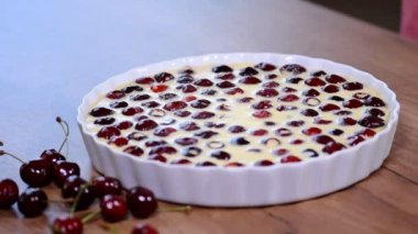 Krema ile pişmiş kırmızı kiraz clafoutis.
