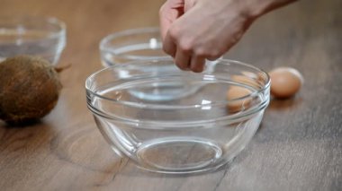 Yumurta akı ve yumurta sarısı ayıran.