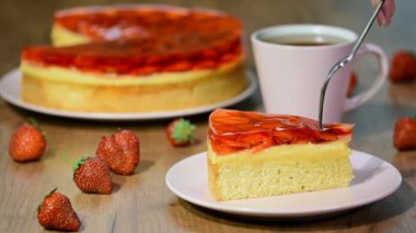 Jöle olan bir parça çilek pasta yemek.