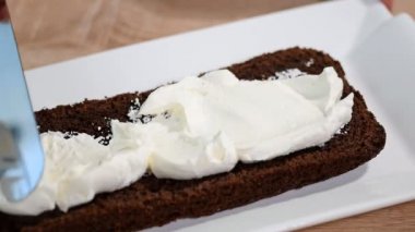Çikolata bisküvi kek montaj. Bisküvi kek hazırlanması.
