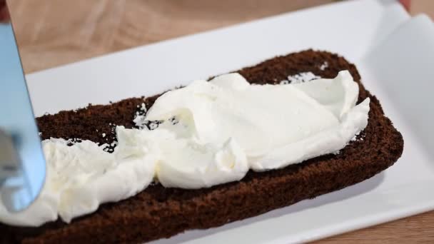 Montagem Dos Bolos Biscoito Chocolate Preparação Bolo Biscoito — Vídeo de Stock