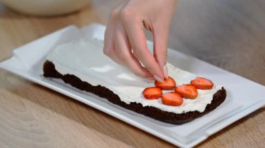 Çilek ile çikolatalı kek hazırlamak.