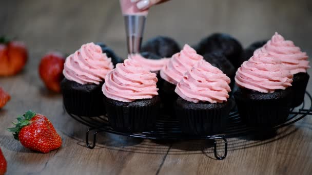 Decoração Cupcake Chocolate Com Creme Creme Espremer Deliciosos Cupcakes — Vídeo de Stock