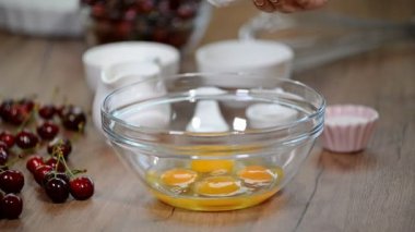 Yumurta, şeker. malzemeyi kase yemek. hamur karıştırma için hazır.