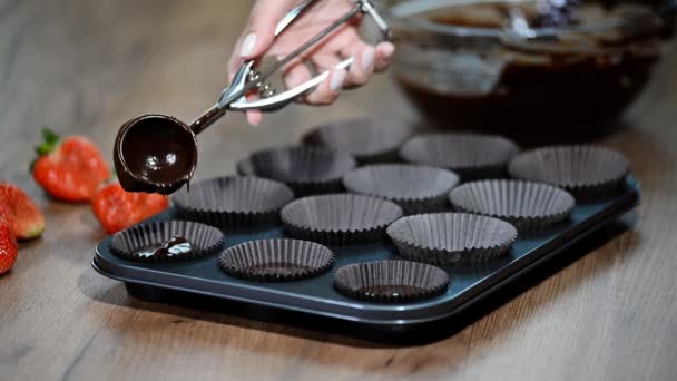 Una Donna Che Muffin Cioccolato Versare Mix Torte Padella — Video Stock