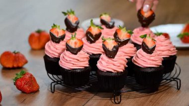 Çilek Kremalı çikolatalı kek.