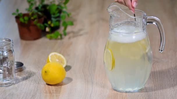 Glas Mousserande Vatten Soda Dricka Saft Med Och Lime Citron — Stockvideo