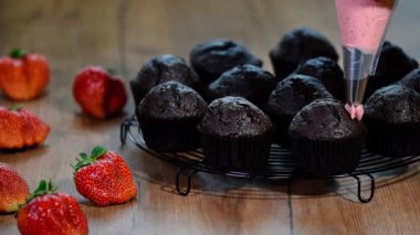 Kremalı çikolatalı kek dekorasyon. Lezzetli kek Krema sıkma.