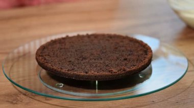 Pasta yapma: pasta tatlı şurubu için nem ile ıslatılır.