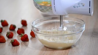 Yumurta meyilli içine ekleme. Yakın çekim meyilli karıştırma. Pişirme işlemi, pişirme, ev yapımı pasta, tatlı.