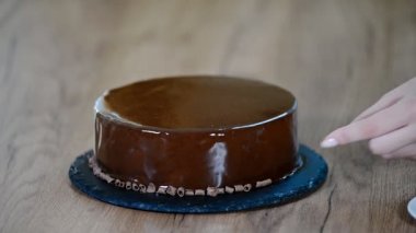 Lezzetli dessserts yaratma süreci. Çikolatalı mousse kek dekorasyon.