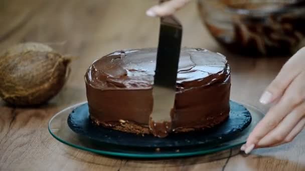 Pastelaria Chef Cobrindo Bolo Com Creme Chocolate — Vídeo de Stock